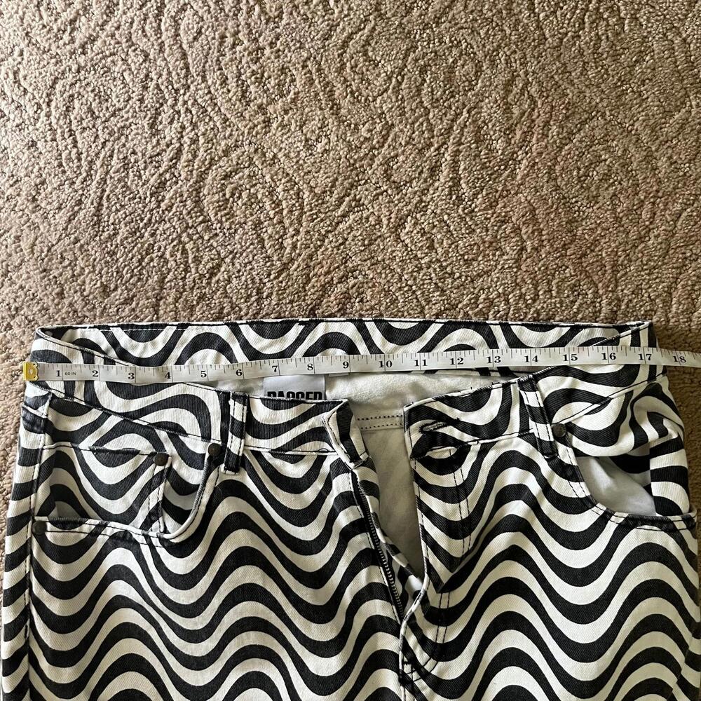 Wavy Print Wide-Leg Pants in Black & White - Picture 5 of 7